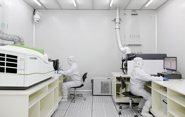 技术人员正在多氟多无尘分析化验室内检测产品品质 小.jpg