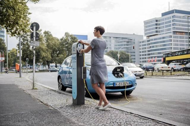 电动汽车的春天：德国公司把路灯变成充电桩